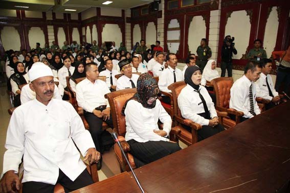 Pemkab Sarolangun melalui BKP2D menyerahkan 155 SK untuk 150 tenaga honorer Kategori Dua (K2). Sementara itu, sisanya sebanyak 35 SK akan menyusul diserahkan dalam waktu dekat.